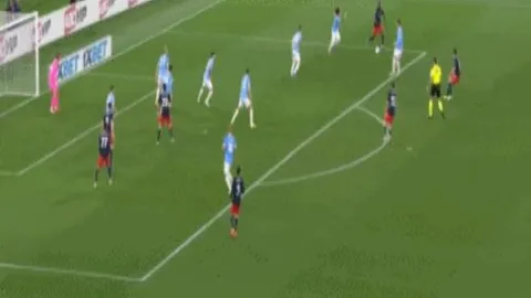 “国足惊险挑战！聚焦“梦之队”球星生死关头”